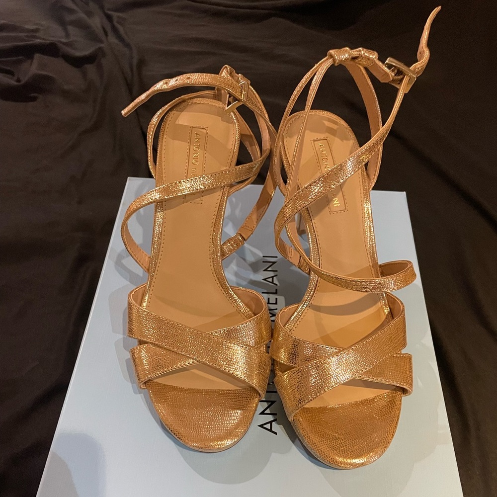 NEW-Gold -Antonio Melani Leeza Size 7 High heels